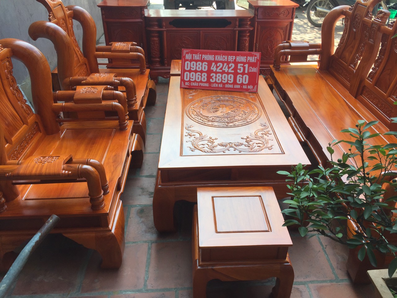 Bộ bàn ghế phòng khách gỗ gõ đỏ là sự kết hợp hoàn hảo giữa thiết kế và chất liệu gỗ cao cấp, tạo ra một sản phẩm vô cùng đẳng cấp. Kiểu dáng trang nhã, màu sắc đẹp mắt, giúp không gian sống của bạn trở nên sang trọng và đẳng cấp hơn.