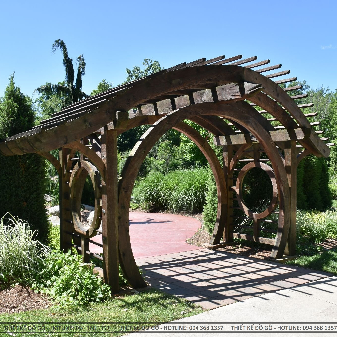 Cổng gỗ sân vườn kiểu tròn