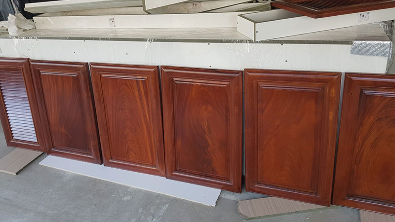 cánh tủ gỗ Gõ được sơn PU hoàn hảo trong Quy trình nâng cấp bếp