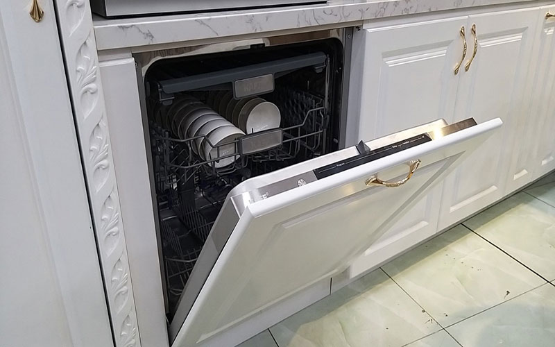 Máy rửa chén Kaff âm tủ sang trọng với tủ bếp tân cổ điển