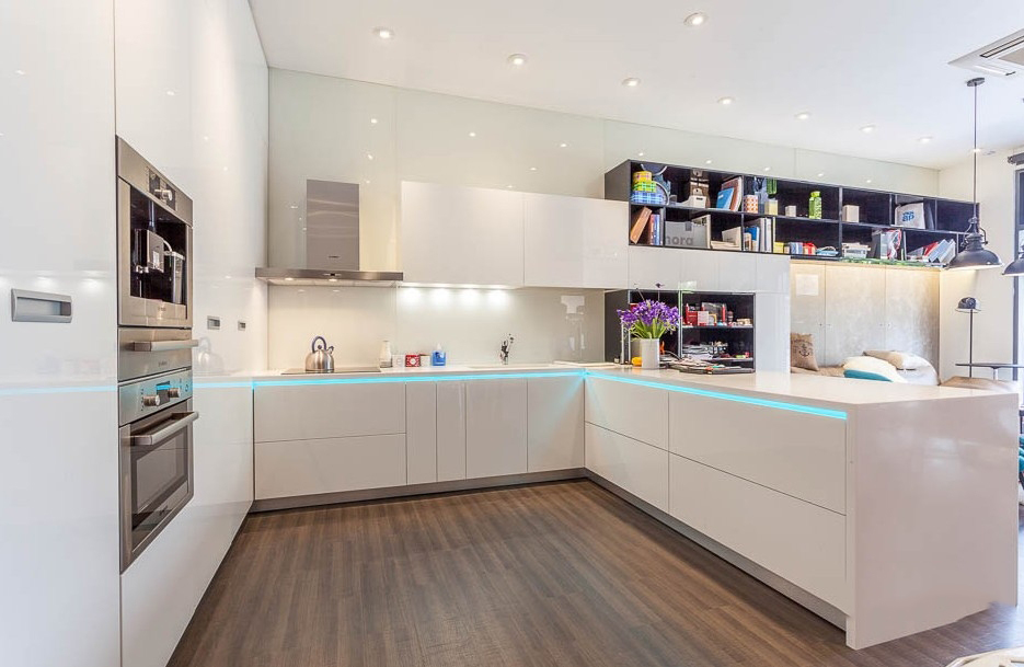 Tủ bếp Acrylic bóng gương mang phong cách sống hiện đại cho nhà bạn