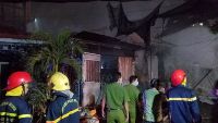 Gần trăm cảnh sát căng mình dập lửa tại xưởng phế liệu ở Sài Gòn