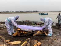 Ấn Độ giăng lưới trên sông Hằng vớt gần 100 thi thể trôi dạt