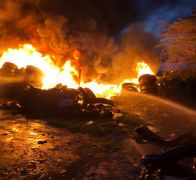 Nghệ An: Cháy lớn bãi tập kết lốp xe bên đường tỉnh lộ