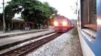 Phong tỏa tuyến đường sắt Bắc - Nam qua Quảng Bình vì phát hiện bom sát đường tàu
