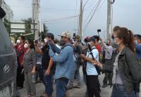 Đám đông hiếu kỳ, youtuber tụ tập trước phiên tòa liên quan đến Tịnh thất Bồng lai
