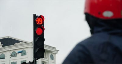Bắt buộc phải vượt đèn đỏ mới có thể nhường đường cho xe cứu thương đi thì có bị phạt lỗi vượt đèn đỏ không?