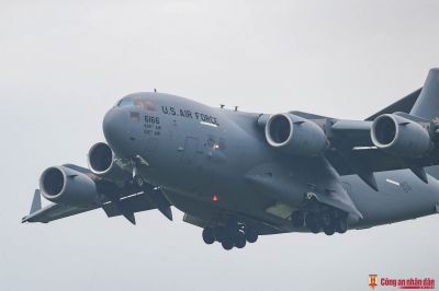 Vận tải cơ C-17 của Mỹ tới Hà Nội