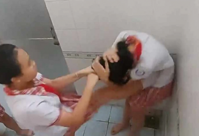 Xôn xao clip nữ sinh bị bạn đánh trong nhà vệ sinh sinh trường học