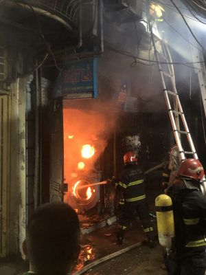 Kịp thời dập tắt đám cháy, cứu 03 người trong đêm trên địa bàn quận Hai Bà Trưng