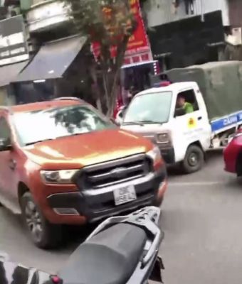 Thông tin vụ lái xe bán tải bỏ chạy, đâm nhiều xe trên đường khi bị Công an phường Trương Định kiểm tra