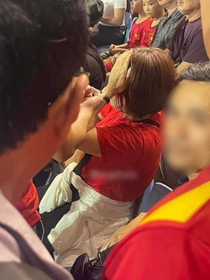 CĐV Việt Nam xô xát trên khán đài, một người phụ nữ ôm đầu chảy máu đầm đìa