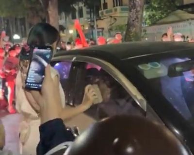 Người phụ nữ dùng mũ bảo hiểm, gạch đập cửa kính ô tô nghi đánh ghen trên phố