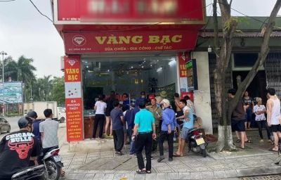 Thanh niên cầm dùi cui điện cướp tiệm vàng ở Phú Thọ