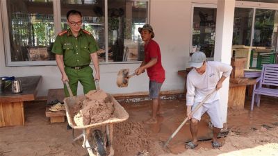 Công an TP Phan Thiết (Bình Thuận) khẩn trương khắc phục sự cố cát tràn vùi lấp nhà dân