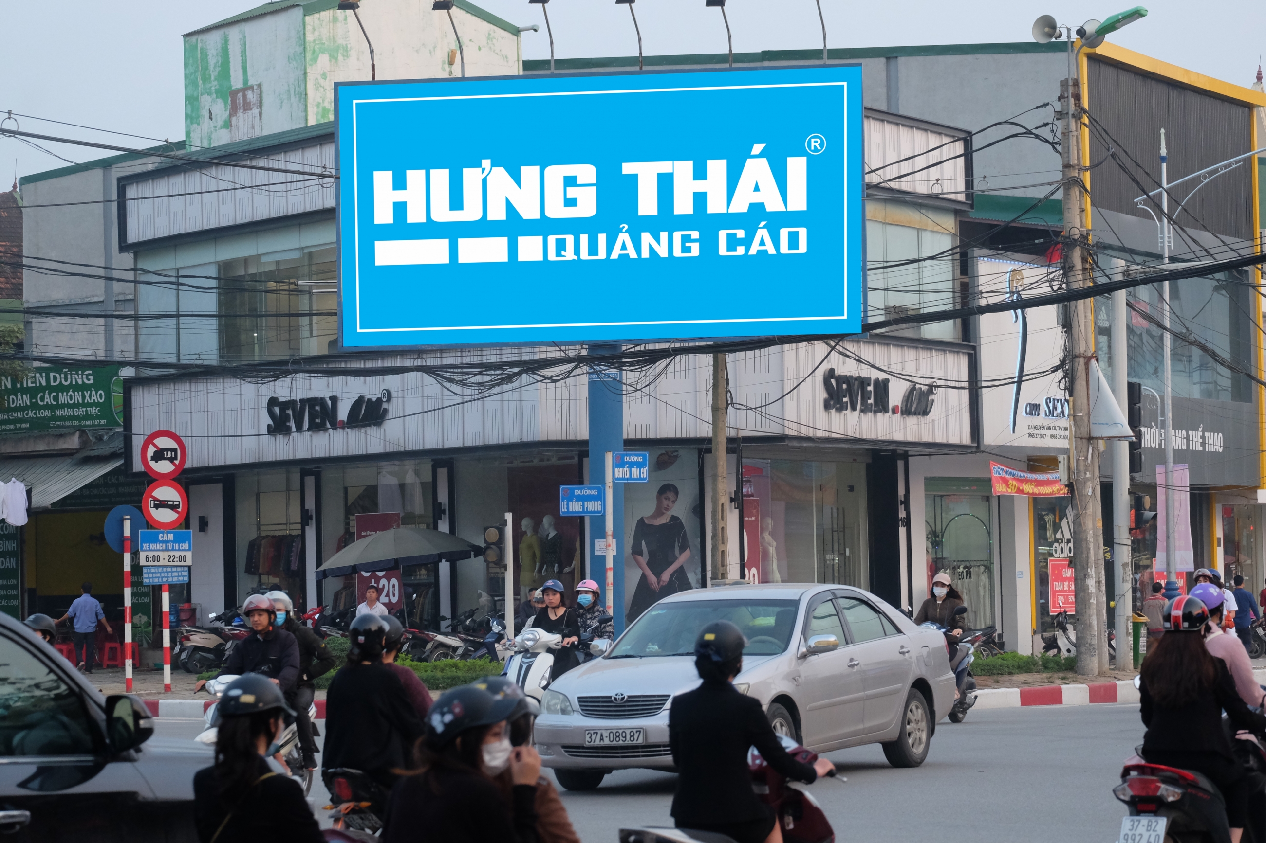 Pano tấm lớn tại Nguyễn Văn Cừ giao Lê Hồng Phong