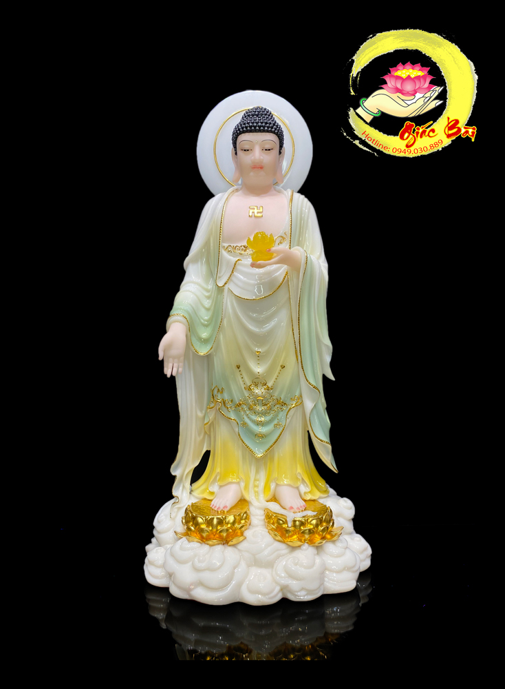 Tượng Phật A Di Đà đứng trên đám mây trắng giống như một pho tượng huyền thoại. Hình tượng này không chỉ đại diện cho sự thanh tao và vĩnh cửu của Đức Phật, mà còn là nguồn cảm hứng vô tận cho những người tìm kiếm sự bình an và niềm tin.