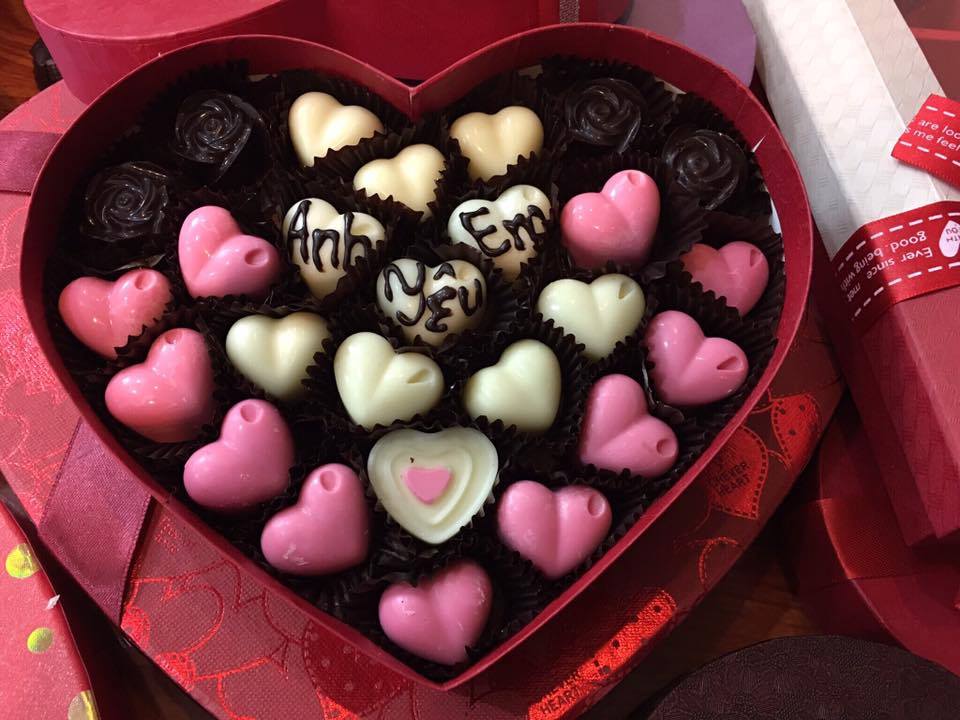Socola trái tim: Socola trái tim được coi là một món quà lãng mạn và đặc biệt dành cho những người yêu thương. Những hình ảnh socola trái tim sẽ khiến bạn ngất ngây với hương vị ngọt ngào và hình dáng tuyệt đẹp. Hãy xem những hình ảnh để thương thức sức hấp dẫn đặc biệt của socola trái tim!