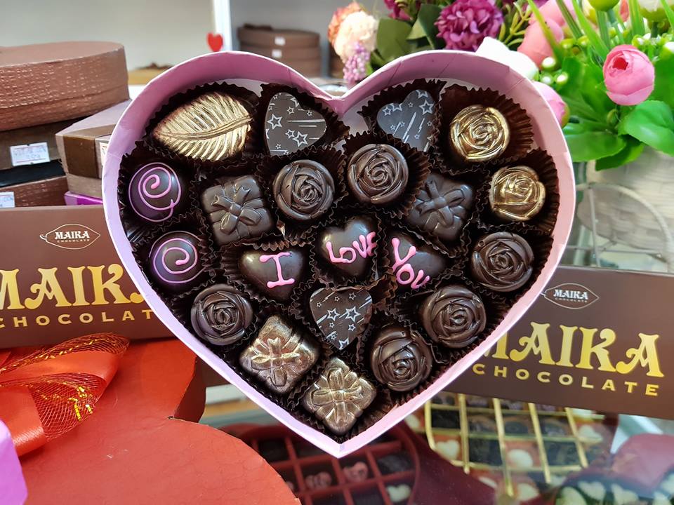 Qua các bức ảnh socola Valentine đầy màu sắc và quyến rũ, bạn sẽ cảm nhận được tình yêu trong những đêm lễ tình nhân. Ngắm nhìn những chiếc bánh socola nhuộm đỏ hồng, hình trái tim hay bất kỳ lời nhắn gửi nào trên đó, sẽ khiến trái tim của bạn ấm áp.