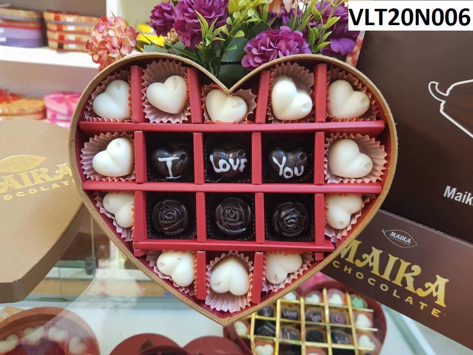 Socola Valentine: Từ màu sắc đỏ tình yêu đặc trưng cho ngày Valentine, đến vị socola ngọt ngào và bắt mắt, hộp socola Valentine sẽ là món quà lãng mạn và tuyệt vời để dành tặng cho người thân yêu trong dịp đặc biệt này.