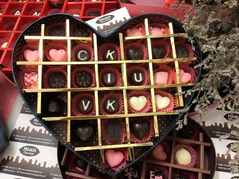 Hộp socola hình tim ngăn khắc chữ