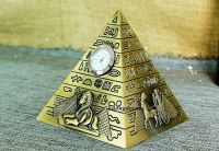 Kim tự tháp mẫu 2 (có đồng hồ)
