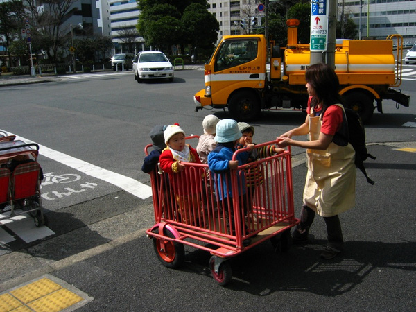 Không thể cưỡng lại trước những hình ảnh quá đáng yêu trên đường phố Nhật Bản - Ảnh 3.