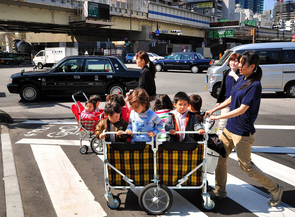 Không thể cưỡng lại trước những hình ảnh quá đáng yêu trên đường phố Nhật Bản - Ảnh 4.