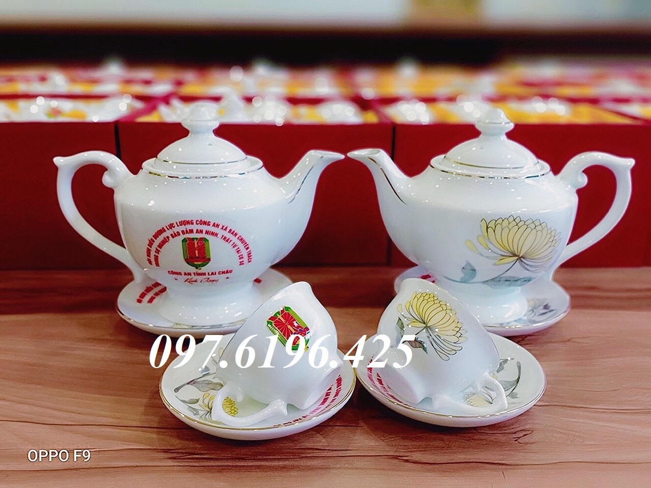 Bộ ấm trà dáng đèn thần  dung tích 550ml họa tiết hoa cúc in logo