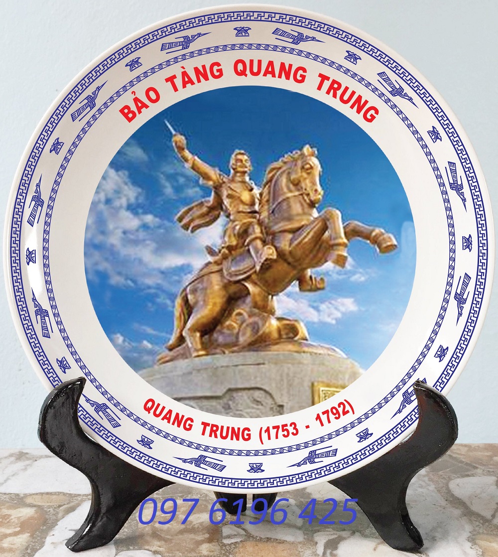 Đĩa sứ in logo, in ảnh bảo tàng Quang Trung đường kính 20cm gốm sứ Bát Tràng