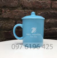 Ly sứ có nắp màu xanh in logo VNPT