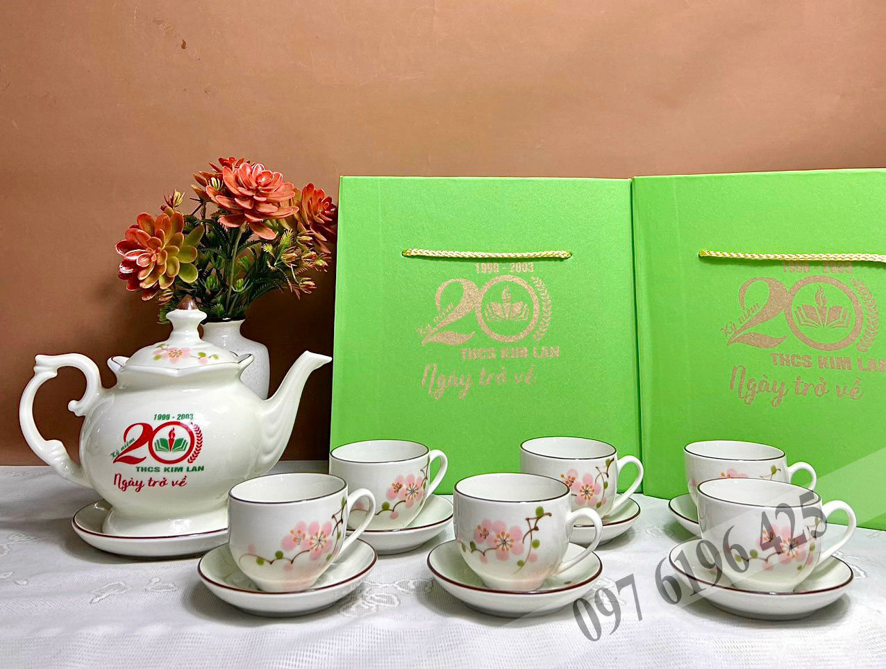 Bộ trà in logo ngày ra trường dáng phú quý vẽ đào hồng