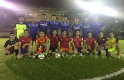 Hoàng Nguyễn giao hữu bóng đá với Lê Hoàng