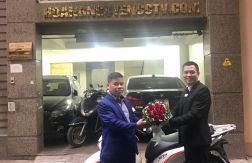 Trao thưởng cho anh Lục Quang Khương chiếc xe SH 125i sau nhiều năm gắn bó cộng tác cùng Hoàng Nguyễn. Anh Lục Quang Khương hiện tại là quản lý văn phòng uỷ quyền tại lý Nam đế