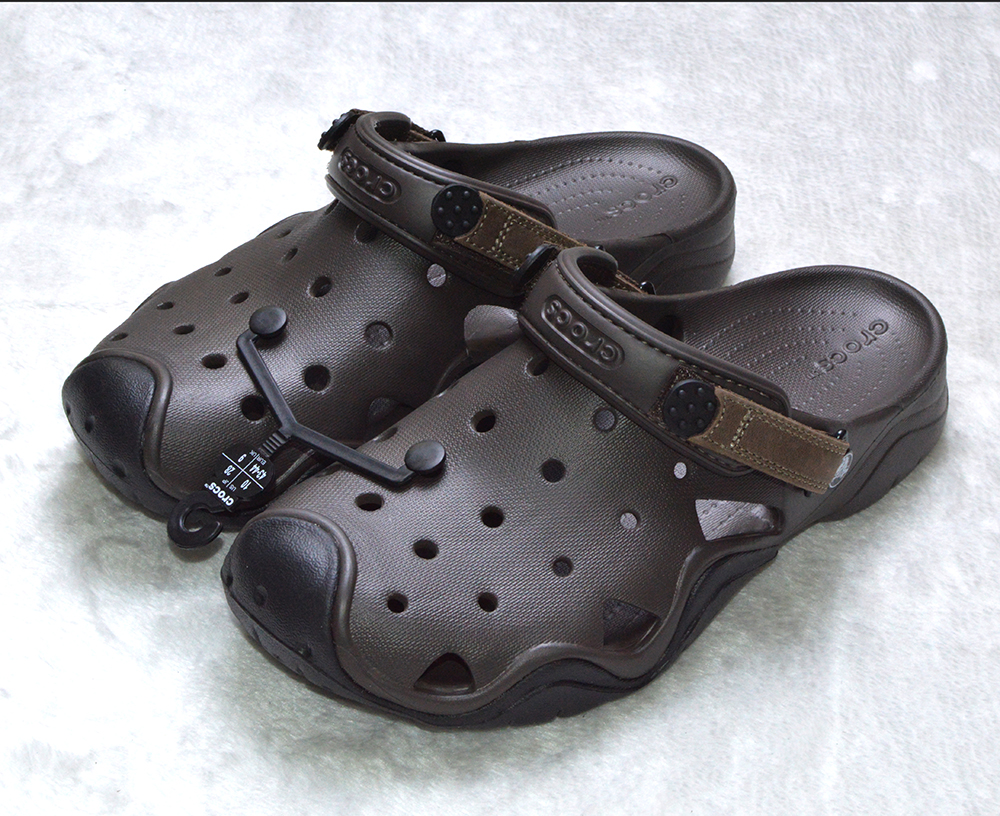 Giày Crocs nam nhựa màu nâu phối đen