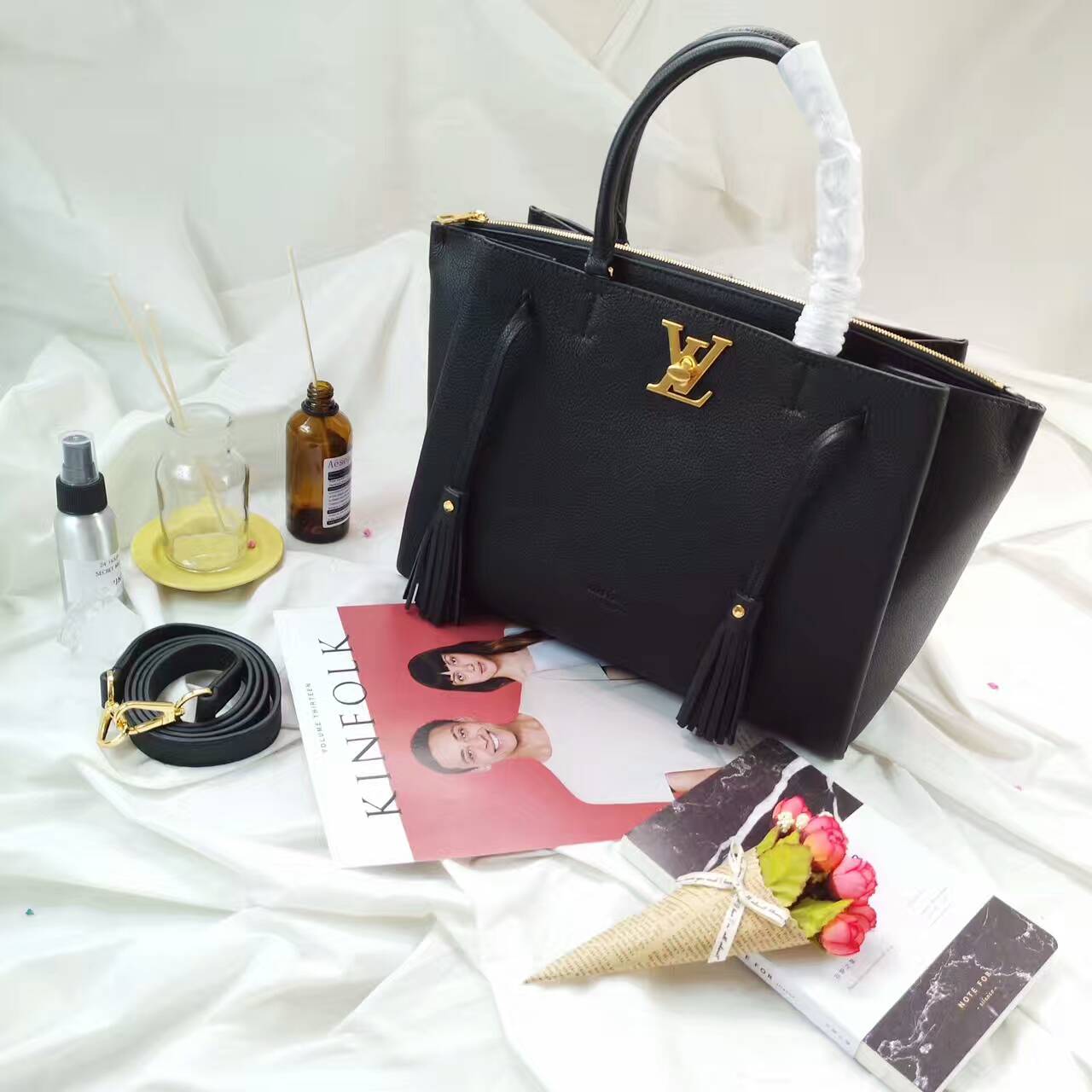 tui-xach-Louis-Vuitton-lockmeto-bag-M54572