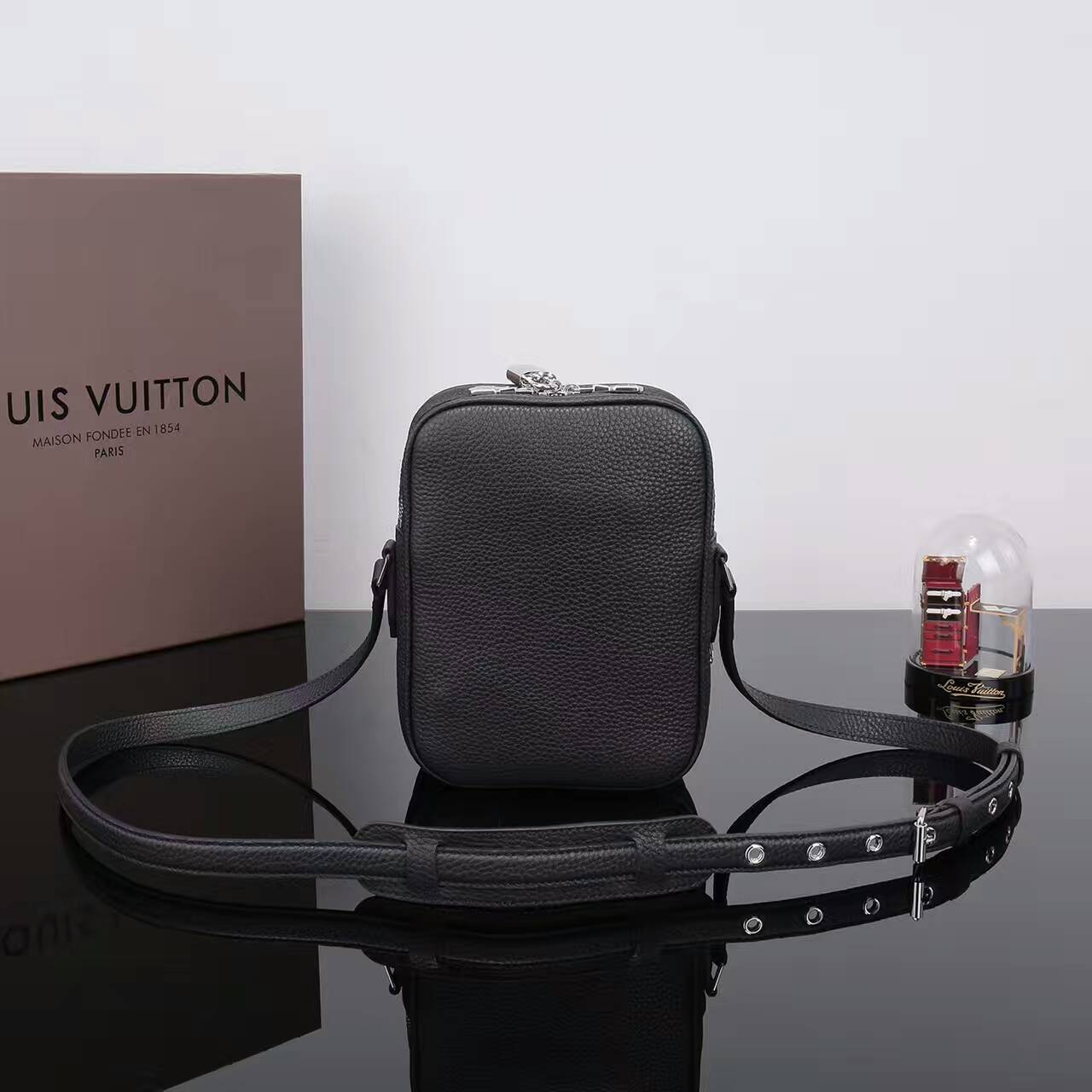 tui-xach-Louis-Vuitton-Taurillon-Leather-amazone-22-M54303-txlv097(1)