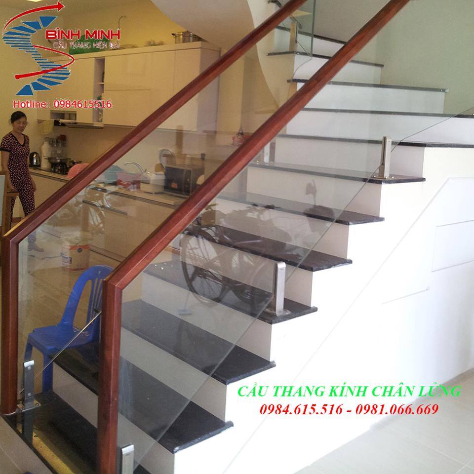 Cầu thang kính trụ lửng đẹp, giá rẻ, thi công trực tiếp tại Hà Nội
