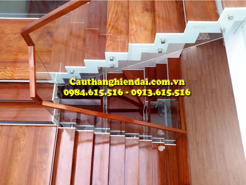 Cầu thang kính gỗ đẹp, cầu thang kính cường lực tay vịn gỗ