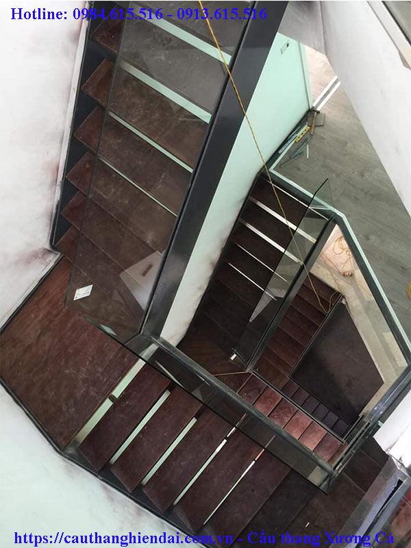 Cầu thang kính gỗ đẹp, cầu thang xương cá kính thả sập U tại Hà Nội