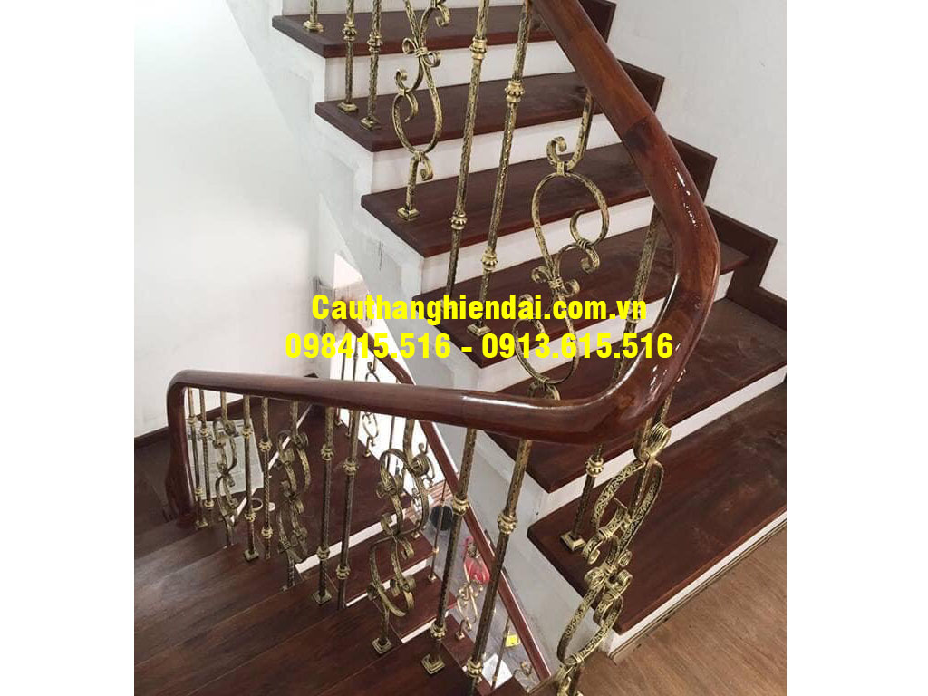 Cầu thang sắt mỹ thuật 2 vế đẳng cấp tay vịn gỗ giá rẻ