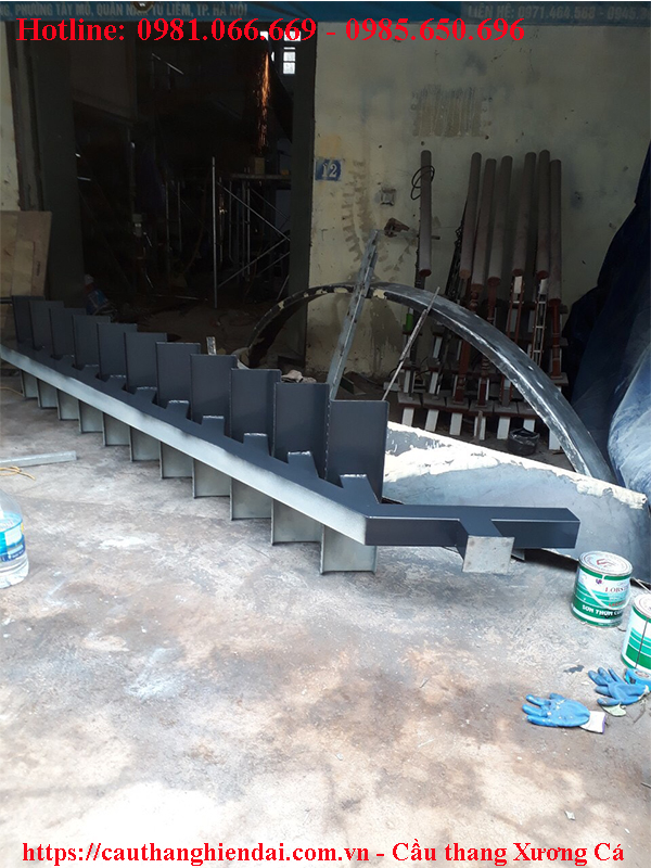 Cầu thang xương cá, báo giá cầu thang sắt xương cá đẹp, rẻ nhất Hà Nội 2020. Nhận thi công cầu thang xương cá, mặt bậc gỗ tại Greenbay, Gleximco