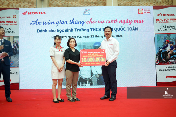 Đại diện Head Honda Sơn Minh trao 10 triệu đồng