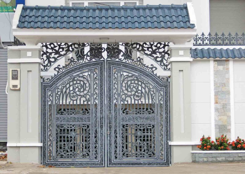 Mẫu cổng nhà biệt thự đẹp nhôm đúc Hoa Mai đẹp nhất