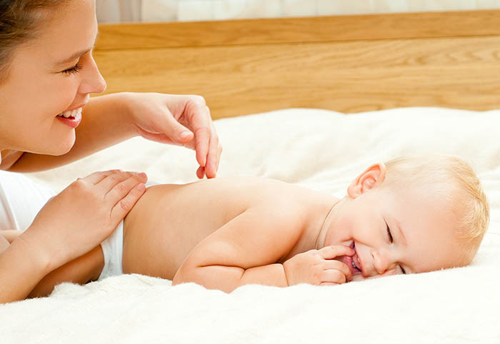 Lưu ý massage và tắm bé sơ sinh