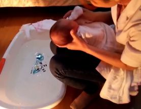 Clip tắm cho trẻ sơ sinh tại nhà