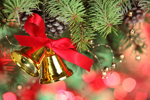 Cây thông Noel: Cây thông Noel luôn là biểu tượng không thể thiếu trong mỗi mùa Giáng Sinh. Hãy ngắm nhìn bức ảnh về một cây thông Noel với đầy đủ trang trí, lấp lánh và rực rỡ sẽ khiến bạn phải háo hức chào đón mùa lễ hội.