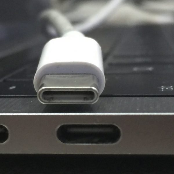 Pin MacBook không sạc - đầu nối MagSafe bẩn