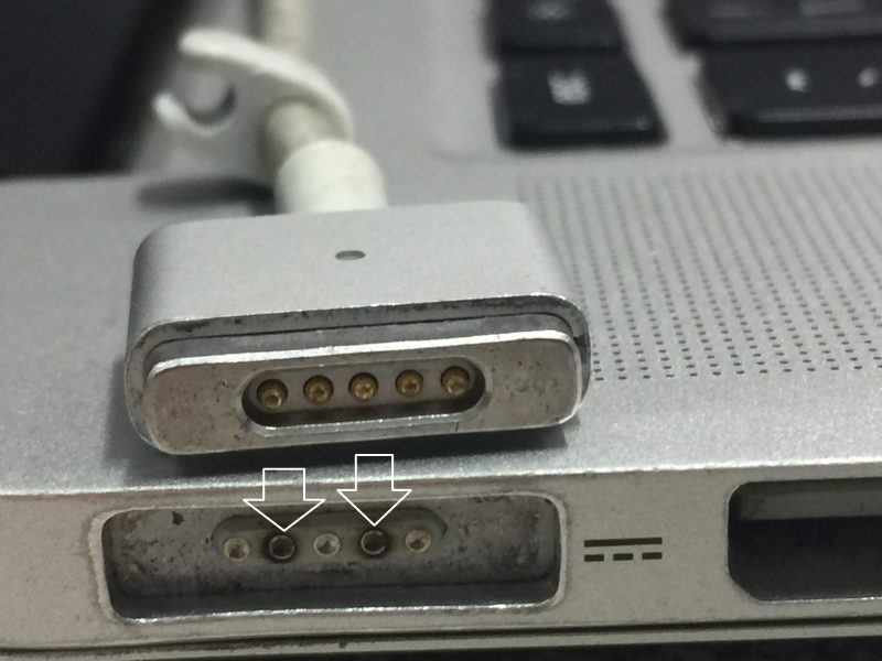 Pin MacBook không sạc - phích cắm & ổ cắm USB-C bẩn