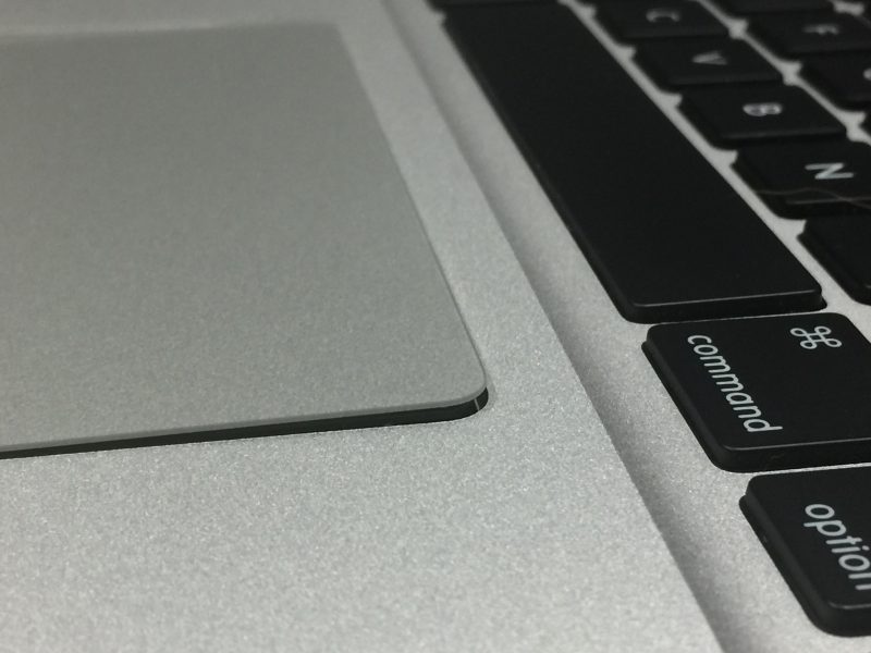 Pin MacBook không sạc - bàn di chuột bật lên